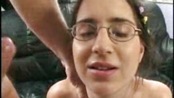 זונה משומנת מושכת את שערה במהלך הסצנה הסקסית סרט סקס חינם שלה